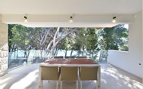 Chiponsky One - 5 Star Beachfront Property