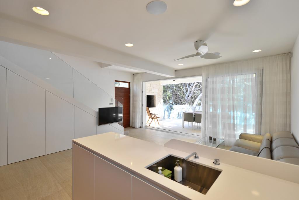 Chiponsky One - 5 Star Beachfront Property Bol Exterior photo