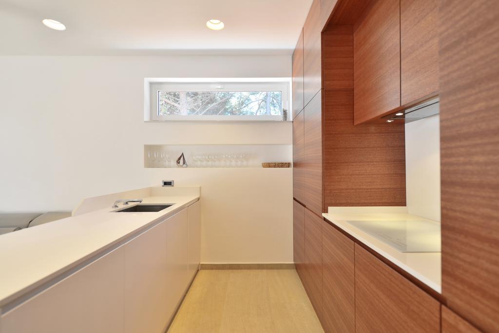 Chiponsky One - 5 Star Beachfront Property Bol Exterior photo