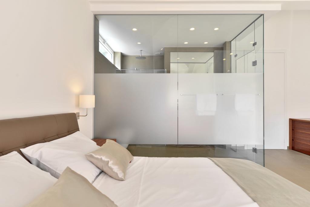 Chiponsky One - 5 Star Beachfront Property Bol Exterior photo