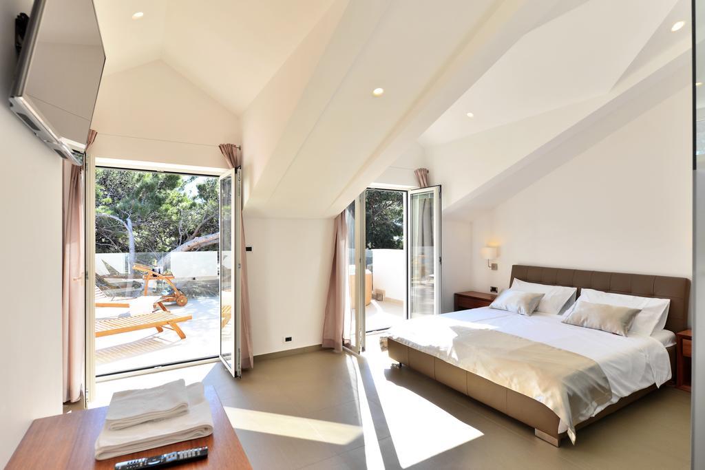 Chiponsky One - 5 Star Beachfront Property Bol Exterior photo